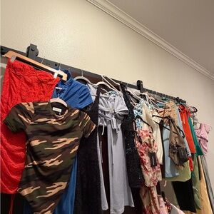 Women’s Clothing Bundle – XS / Small – 34 Pieces